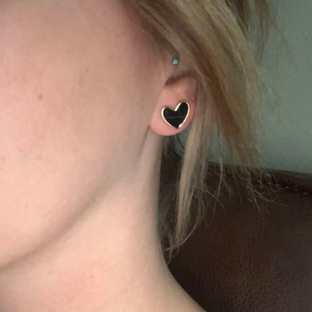 Delicateπ€βοΈBlack & Gold ValentinesπHeart Stud Earrings - Picture 5 of 7